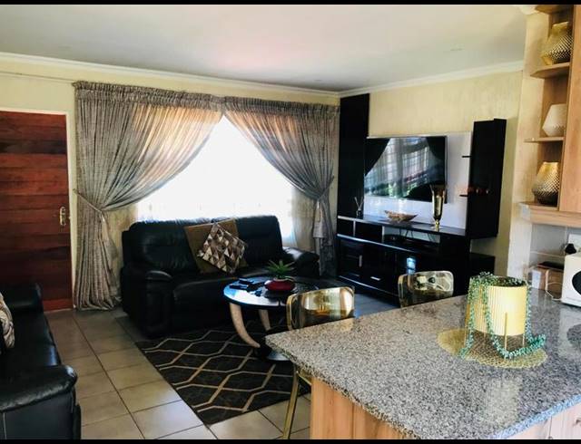 2 BEDROOM HOUSE FOR SALE IN SONNEVELD